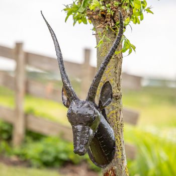 Metalen tuinbeeld van een gazelle kop, gemaakt door een Afrikaanse kunstenaar. 